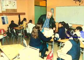 Niños y niñas en sala de clases