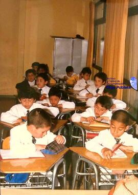 Estudiantes de enseñanza básica en aula